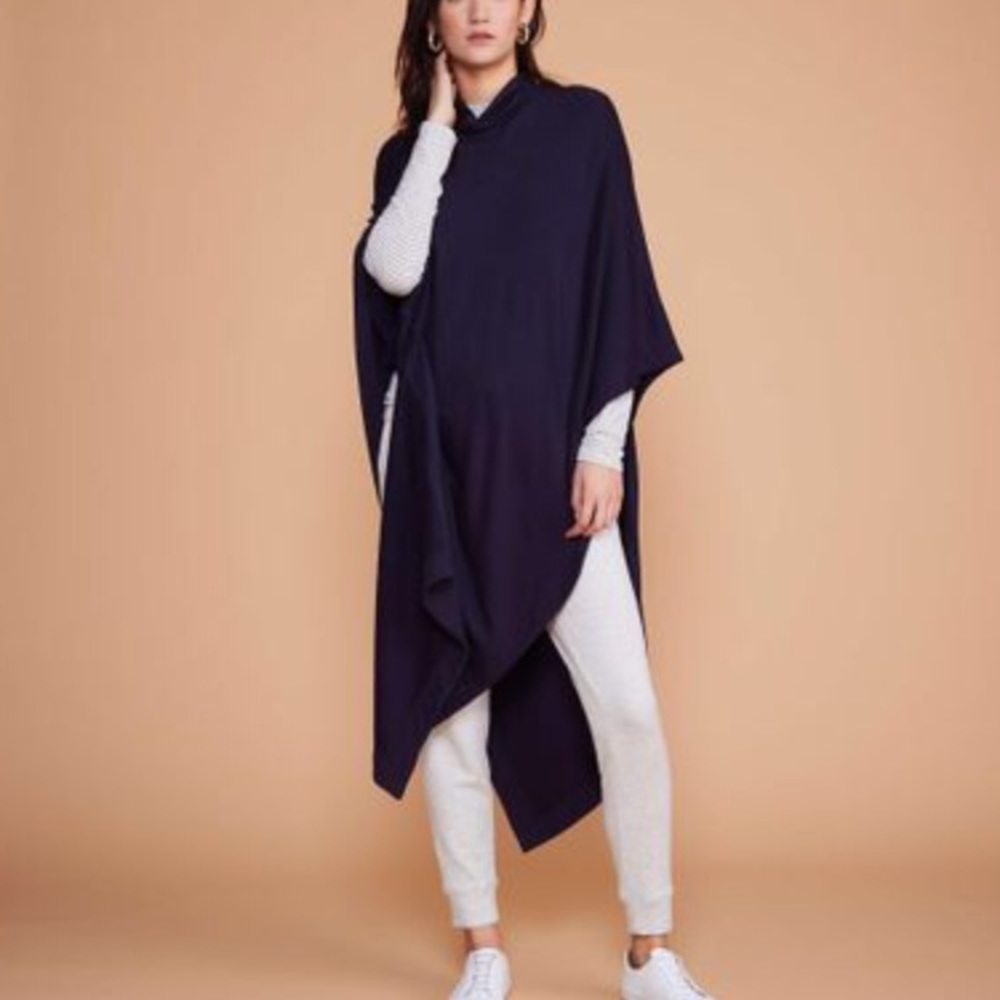Lou & Grey Long Signaturesoft Poncho. Forever navy